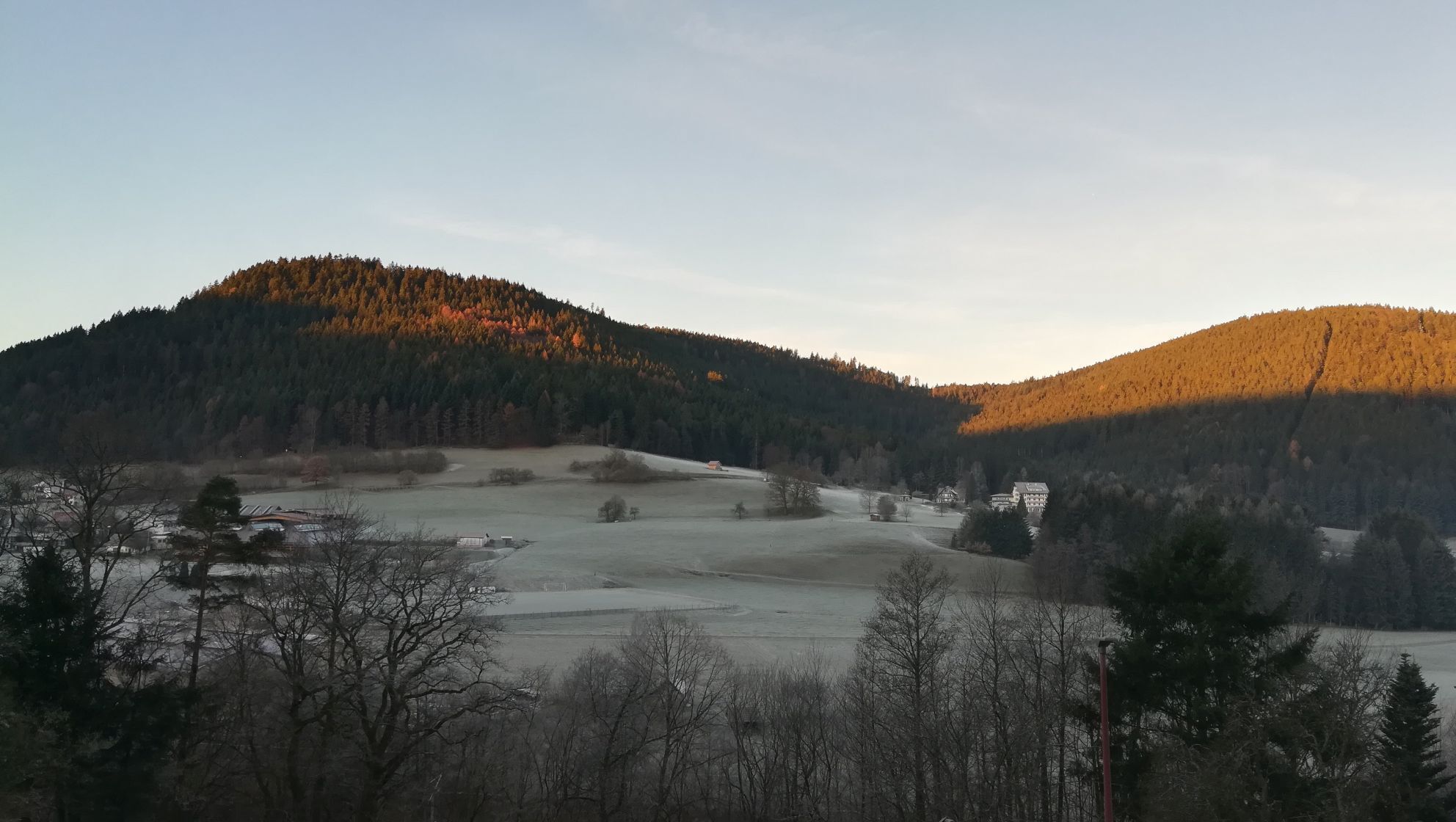 Winterliche Wiesen und Wälder am frühen Morgen, die Natur erwacht...