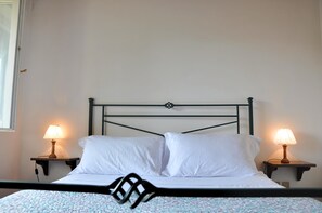 2 bedrooms, travel cot, free WiFi, bed sheets