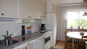 House, 4 Bedrooms | Private kitchen | Fridge, microwave, oven, stovetop