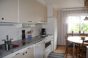 Casa, 4 quartos | Cozinha privada | Geladeira, micro-ondas, fogão, cooktop
