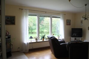 Hus - 4 sovrum | Vardagsrum | Platt-tv och ett bordtennisbord