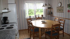 Ferienhaus, 4 Schlafzimmer | Essbereich im Zimmer