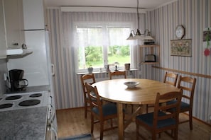 House, 4 Bedrooms | In-room dining