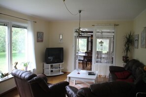 Hus, 4 soverom | Oppholdsområde | Flatskjerm-TV og bordtennis