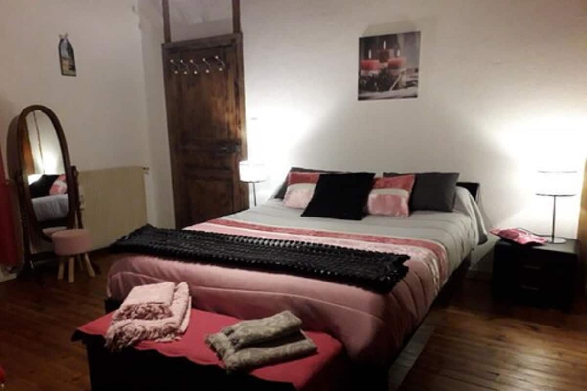 Double Room | Individually decorated, individually furnished, desk, cribs/infant beds