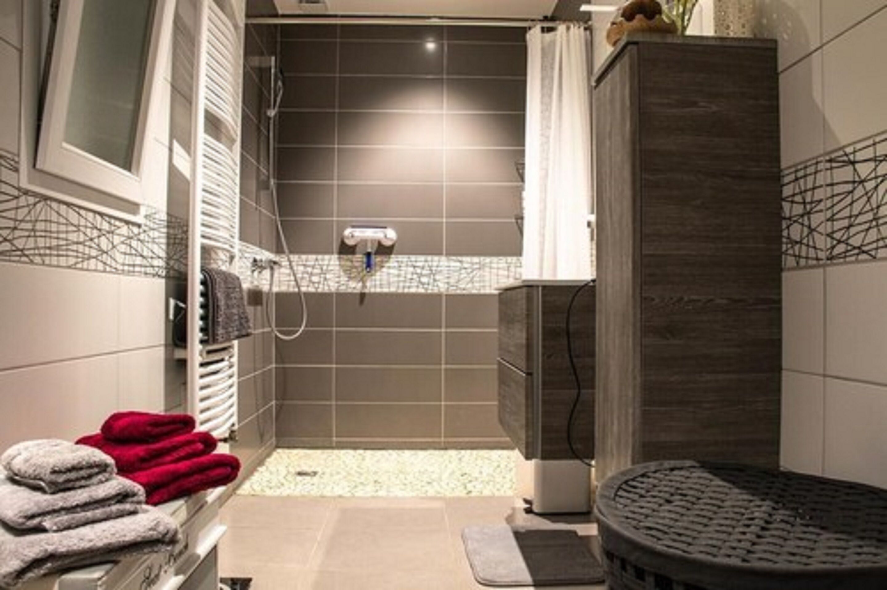 Double Room | Bathroom | Shower, rainfall showerhead, hair dryer, towels