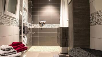 Double Room | Bathroom | Shower, rainfall showerhead, hair dryer, towels