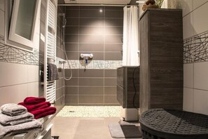 Double Room | Bathroom | Shower, rainfall showerhead, hair dryer, towels - Maison Comayou (Loubieng)
