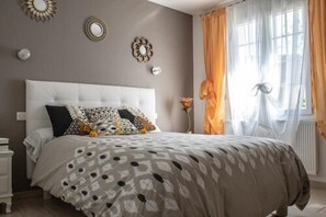 Double Room | Individually decorated, individually furnished, desk, cribs/infant beds - Maison Comayou (Loubieng)