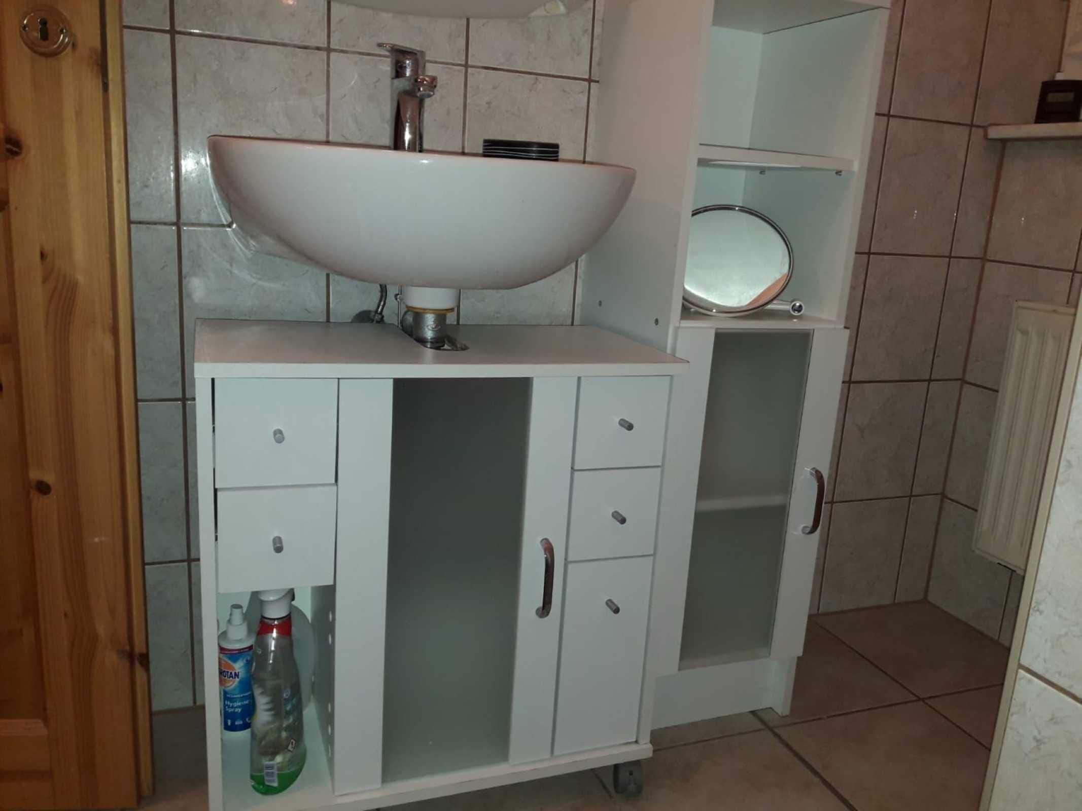 Douche, sèche-cheveux, serviettes fournies, papier toilette