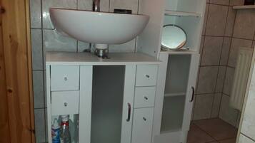 Douche, sĂšche-cheveux, serviettes fournies, papier toilette