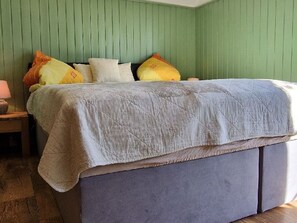 1 bedroom, bed sheets