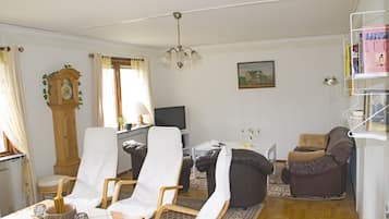 Casa, 5 habitaciones | Área de sala de estar | Televisión de pantalla plana y reproductor de DVD