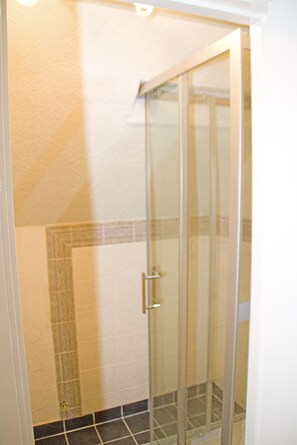 House, 5 Bedrooms | Bathroom | Shower, towels