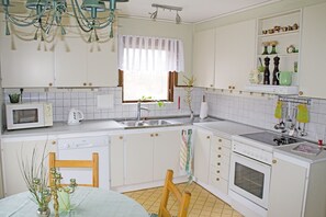 House, 5 Bedrooms | Private kitchen | Full-size fridge, microwave, oven, stovetop - Holiday Home Rönnstigen Konga (Tingsryd)