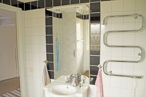 Casa, 5 habitaciones | Baño | Ducha y toallas