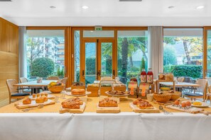 包含每日自助早餐