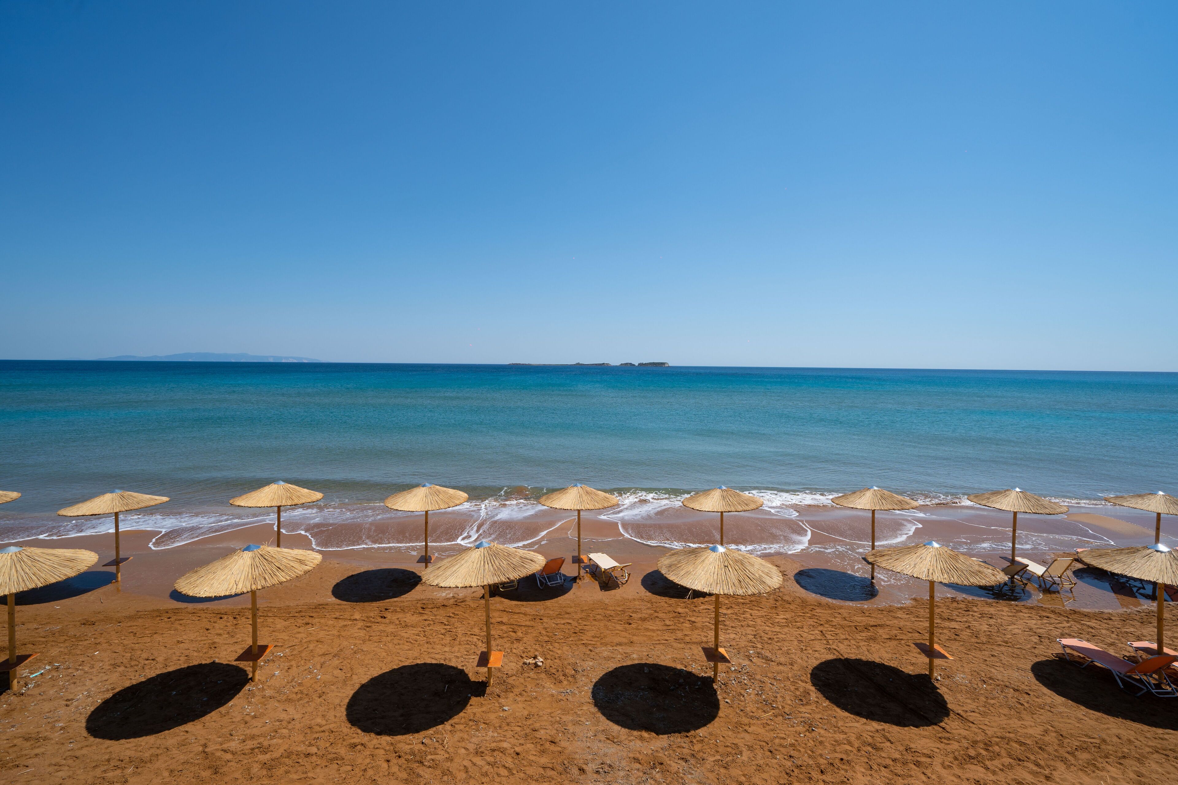 Am Strand, Liegestühle, Sonnenschirme