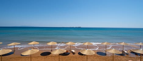 Am Strand, Liegestühle, Sonnenschirme