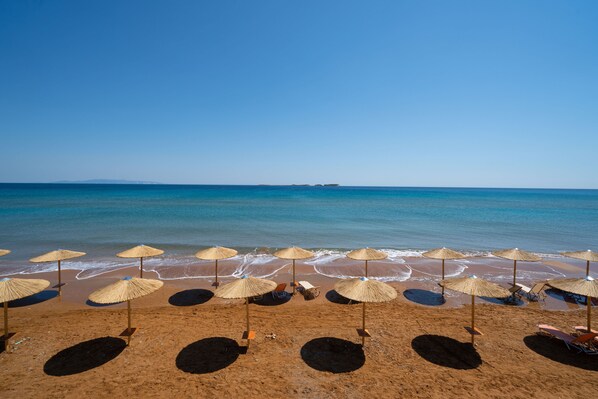 En la playa, camastros y sombrillas 