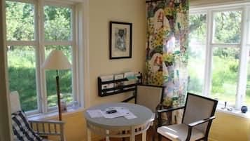 House, 3 Bedrooms | Living area | Flat-screen TV, fireplace