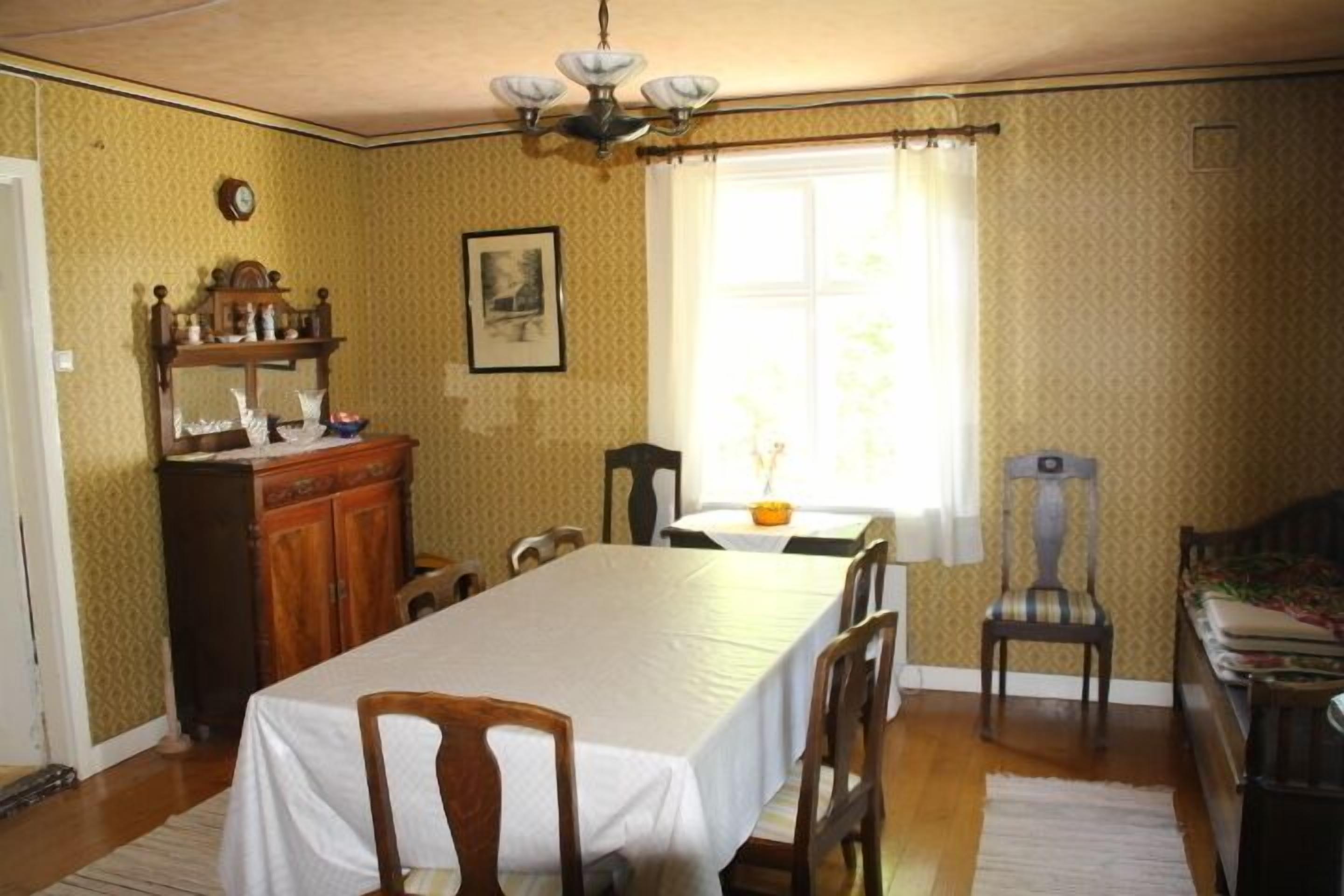 Makan di kamar