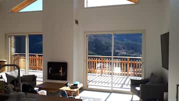 Télévision, cheminée, livres