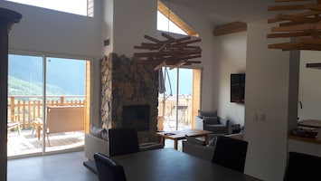 PiĂšce principale (salle Ă manger, cuisine, salon et WC)