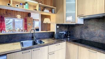 Een koelkast, een microgolfoven, een oven, een vaatwasser