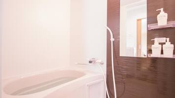 Family Apartment | Bilik Mandi | Tab mandi dan pancuran berasingan, kelengkapan dandanan diri percuma