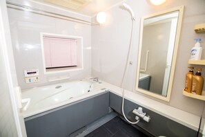 House, 5 Bedrooms | Bathroom - Free Parking House Shin-Osaka (Osaka)