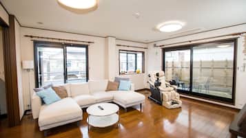 House, 5 Bedrooms | Living room | Flat-screen TV