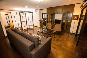 Nhà, 5 phòng ngủ | Khu phòng khách | TV màn hình phẳng 