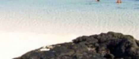 Vlak bij het strand, ligstoelen aan het strand, strandlakens