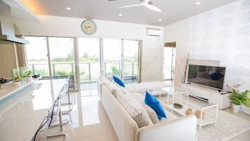 Apartment, 3 Bedrooms | Living room | Flat-screen TV, streaming services