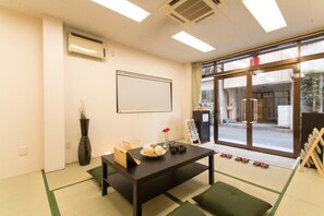 Casa, 4 habitaciones | Área de sala de estar | Televisión de pantalla plana 