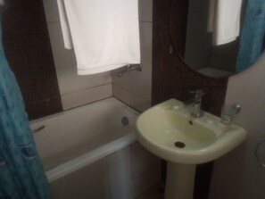 Standard-Doppelzimmer | Badezimmer