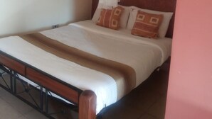 Standard Double Room | Meja, langsir/tirai gelap terus, Wi-fi percuma, cadar katil 
