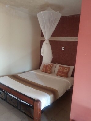 Standard Double Room | Desk, blackout drapes, free WiFi, bed sheets - Ph Cai Resort (Machakos)
