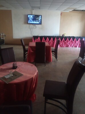 Breakfast, lunch, dinner served; local and international cuisine - Ph Cai Resort (Machakos)