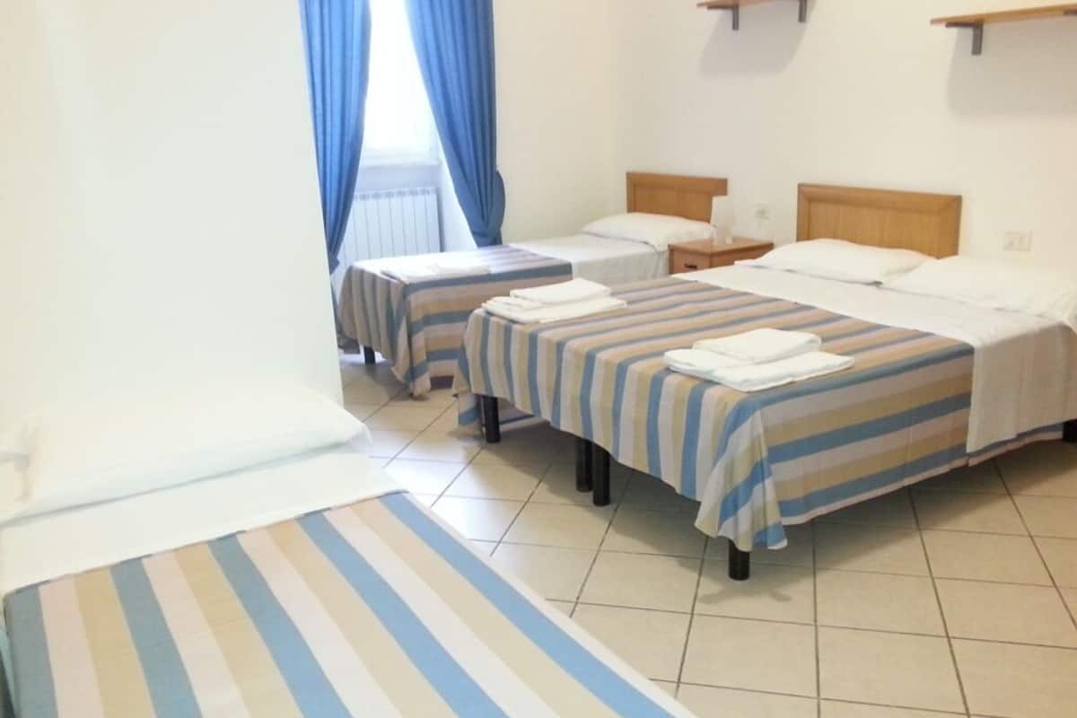 Vierbettzimmer | Schreibtisch, kostenlose Babybetten, Zustellbetten, kostenloses WLAN