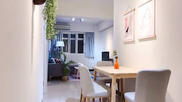Apartamento galeria (F201) | Área de estar | TV de tela plana 32 polegadas com canais via satélite, TV