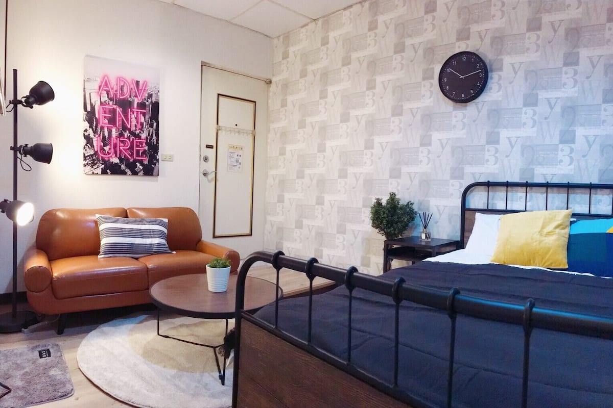 Gallery Room (F103) | Individually decorated, individually furnished, desk, blackout drapes