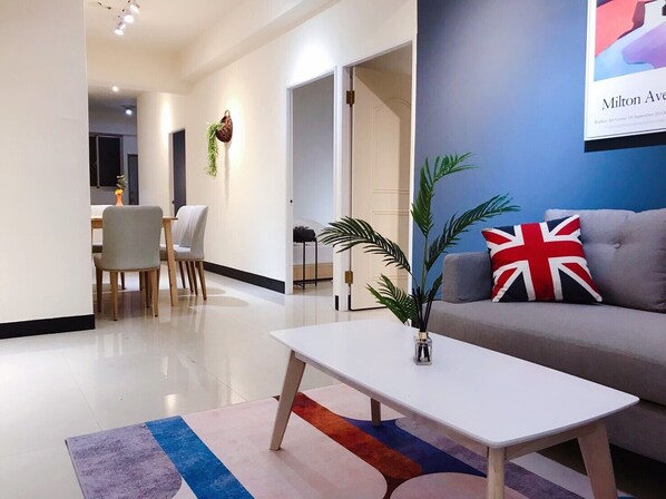 ギャラリー アパートメント (F201) | リビング エリア | 32 インチの薄型テレビ (衛星放送視聴可)、テレビ