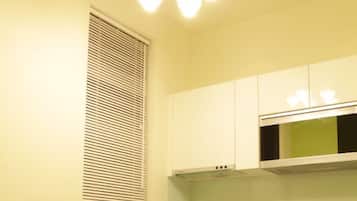 Business Room (6C) | Living area | 32-inch flat-screen TV with cable channels, TV