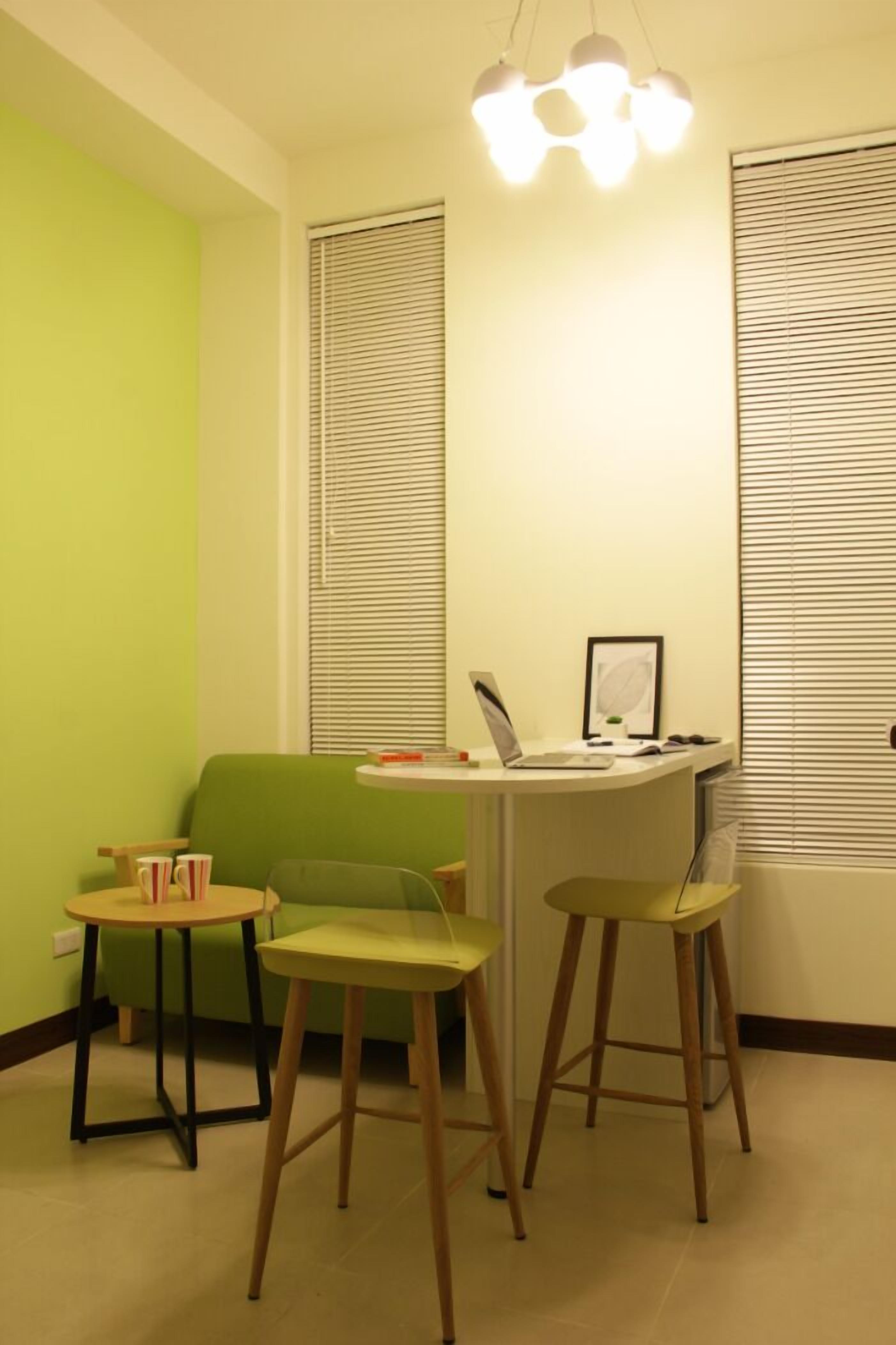 Business Room (6C) | Living area | 32-inch flat-screen TV with cable channels, TV