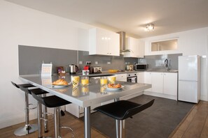Apartment, 3 Bedrooms | Private kitchen | Full-sized fridge, microwave, oven, stovetop - Rest & Recharge Regents Court 3bed 2bath (Manchester)