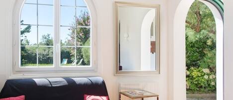 Fernseher, Kamin, DVD-Player, Bücher