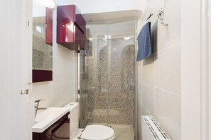 Regadera, secadora de cabello, toallas, papel de baño 