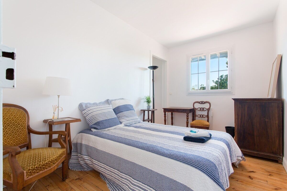 4 bedrooms, desk, iron/ironing board, travel crib